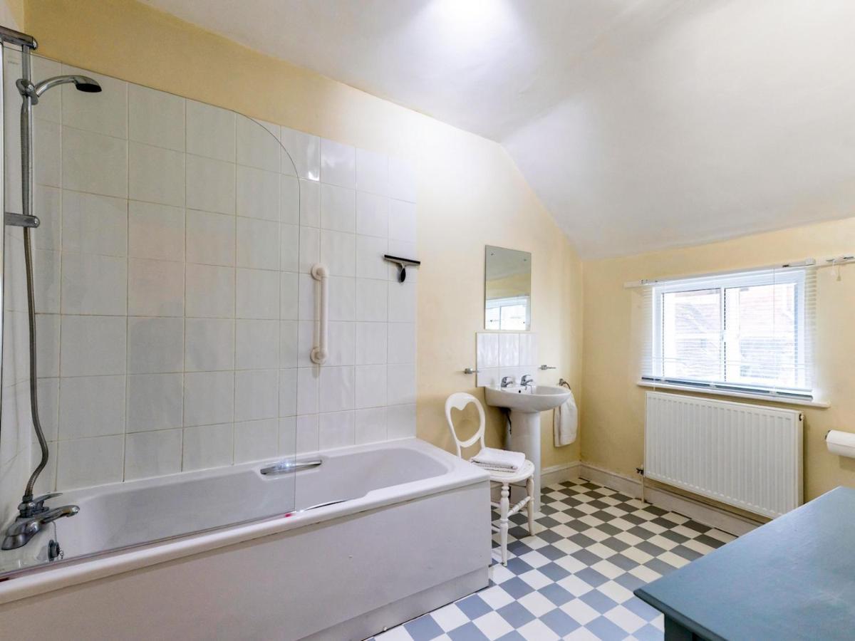 לאדלו Pass The Keys Cosy 2 Bedroom Victorian Cottage מראה חיצוני תמונה